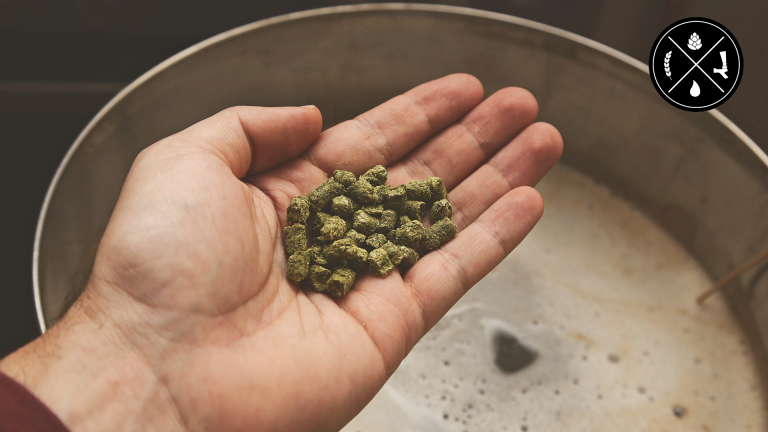 Choosing your hops for a SMaSH recipe, head space when filling bottles, duplicate brew days but different results, & what to do with swollen packs of liquid yeast – Ep. 242